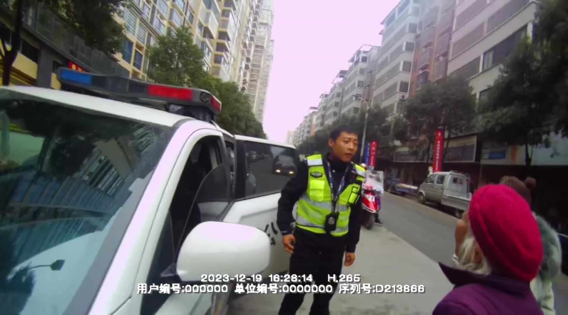 东安：八旬老人两次迷路 巧遇同一交警助其回家