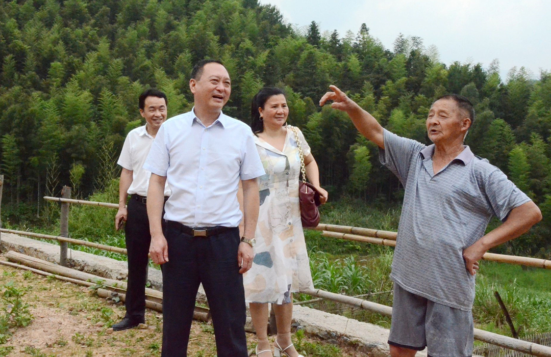 李勁濤深入新圩江鎮(zhèn)蘆江村調(diào)研鄉(xiāng)村振興工作