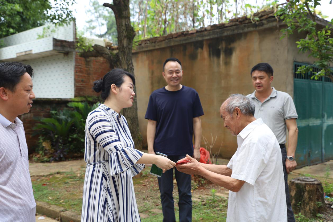 謝梅芳走訪慰問老黨員