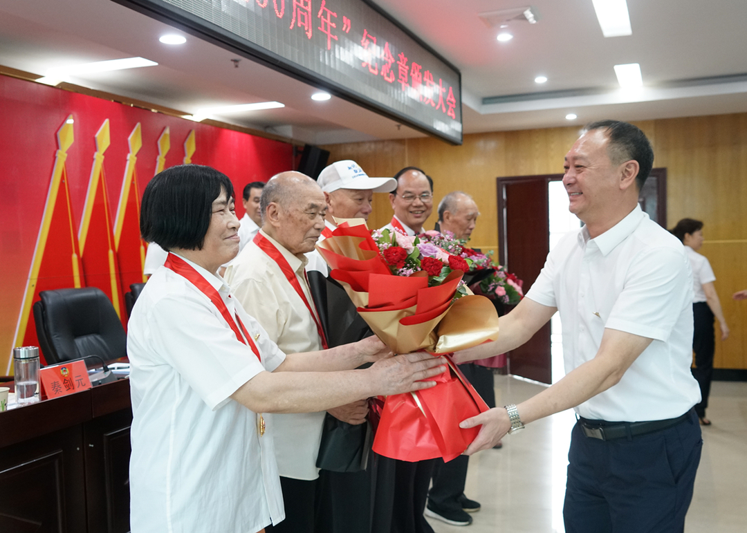 东安县政协为老党员颁发“光荣在党50年”纪念章