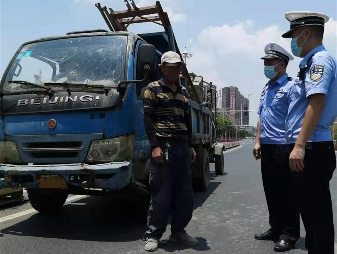 報廢貨車載人 東安交警及時查處消隱患