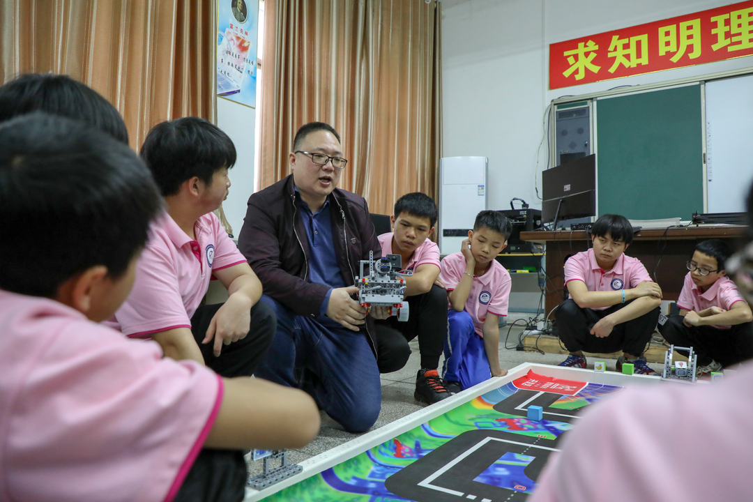 耀祥中学教师胡国柱入围“全国最美科技工作者”候选人名单