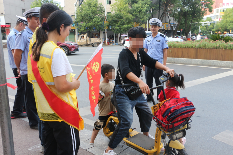 東安交警嚴(yán)查校園周邊共享單車各類違法行為