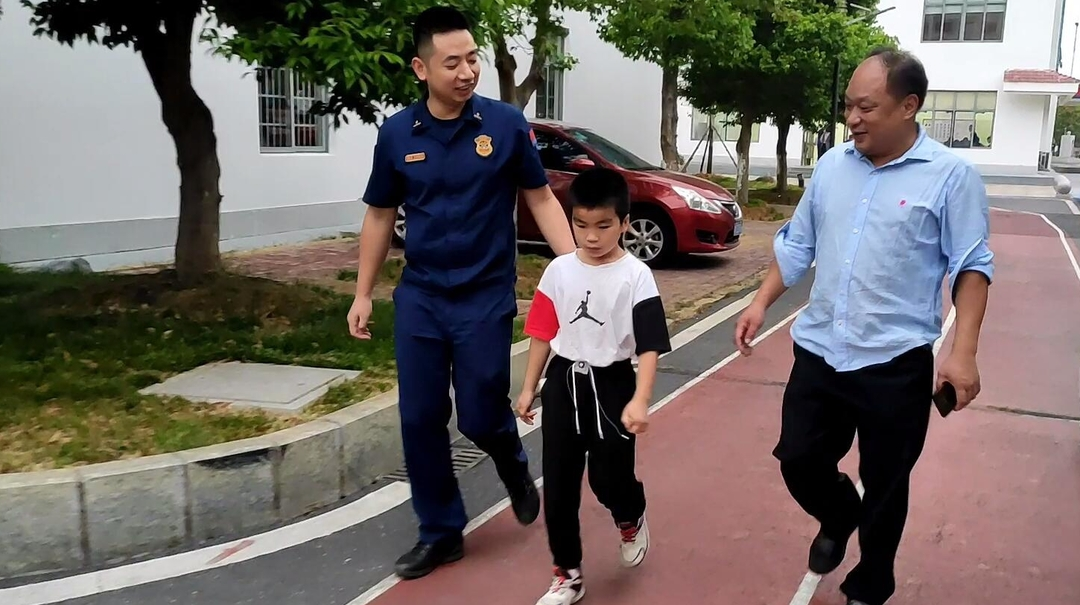 學生放學迷路  消防暖心幫助