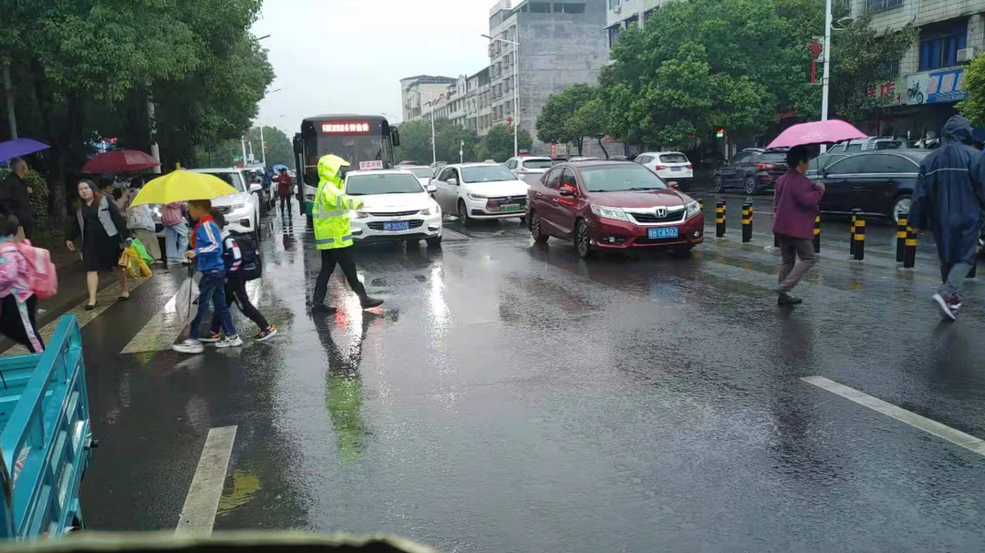 東安交警加強(qiáng)陰雨天氣校園周邊交通秩序管理