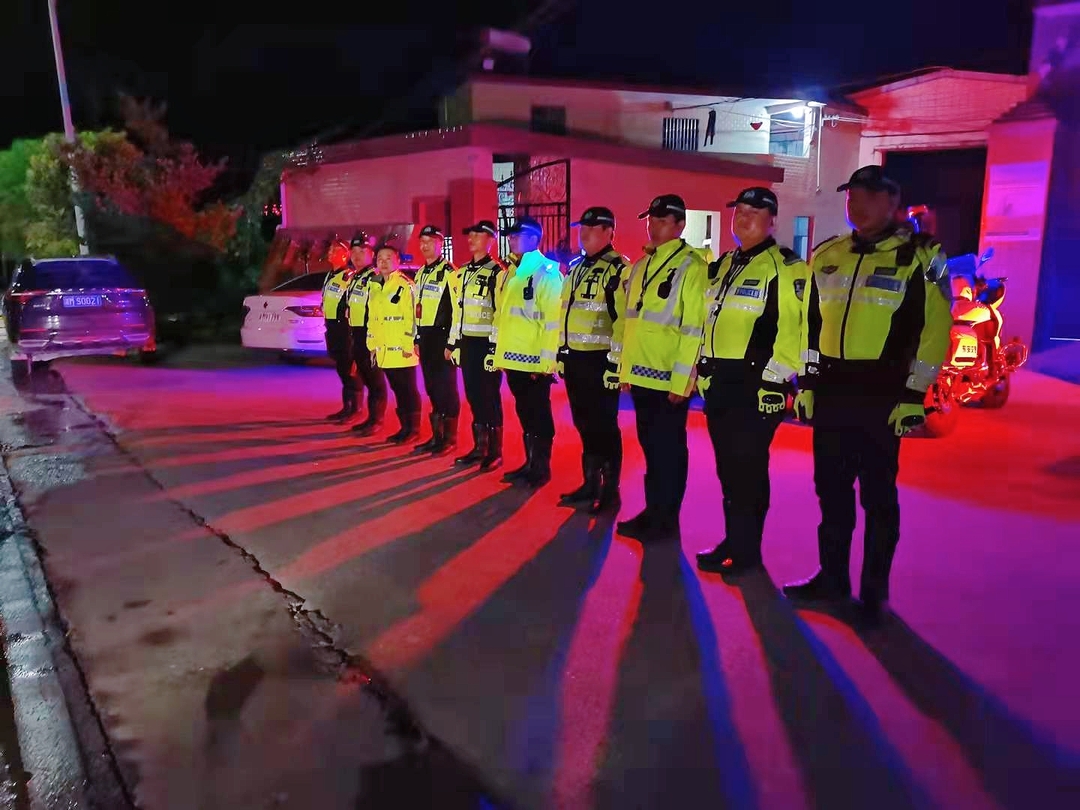 東安交警“鐵騎”巡邏隊：白天助力交通整治，晚上“加餐”夜查行動
