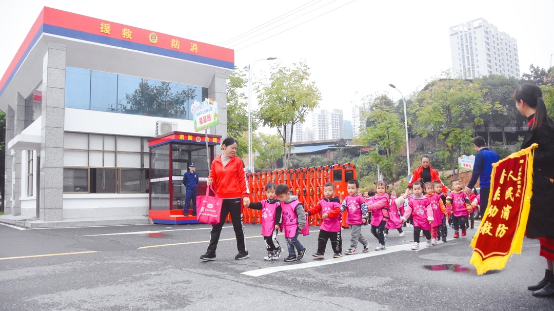 東安縣開心樂幼兒園萌娃參觀消防站