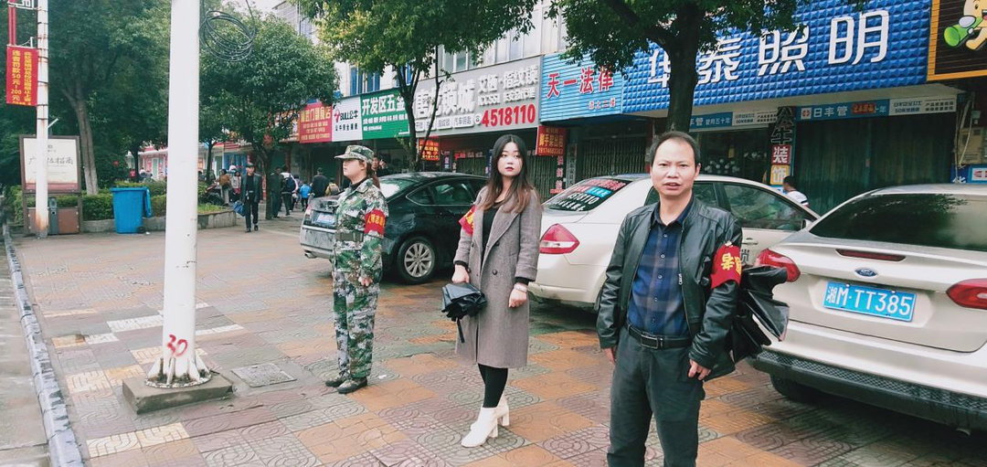 東安縣職業(yè)中專老師路口當“交警”，多重舉措保平安