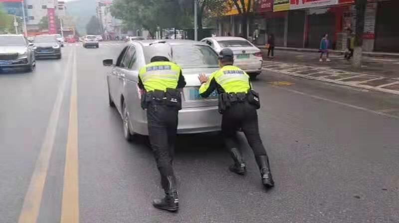 車輛故障路中停 東安“鐵騎”暖心來幫忙