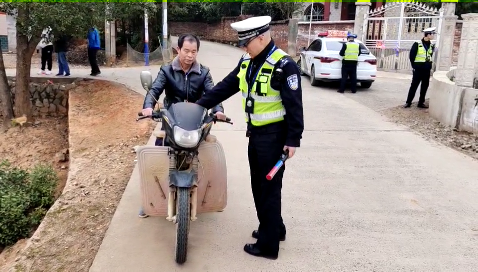 东安一司机多项交通违法集一身被交警查获