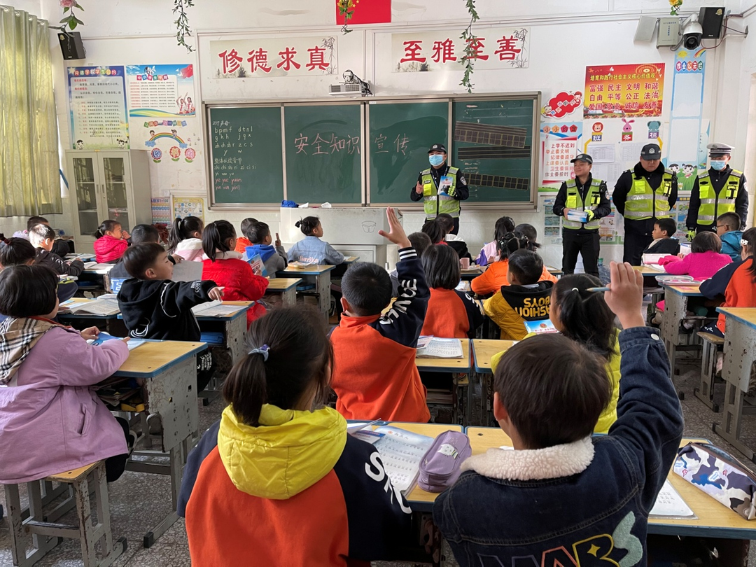 东安县舜德学校：开展“一盔一带”安全守护主题班会活动