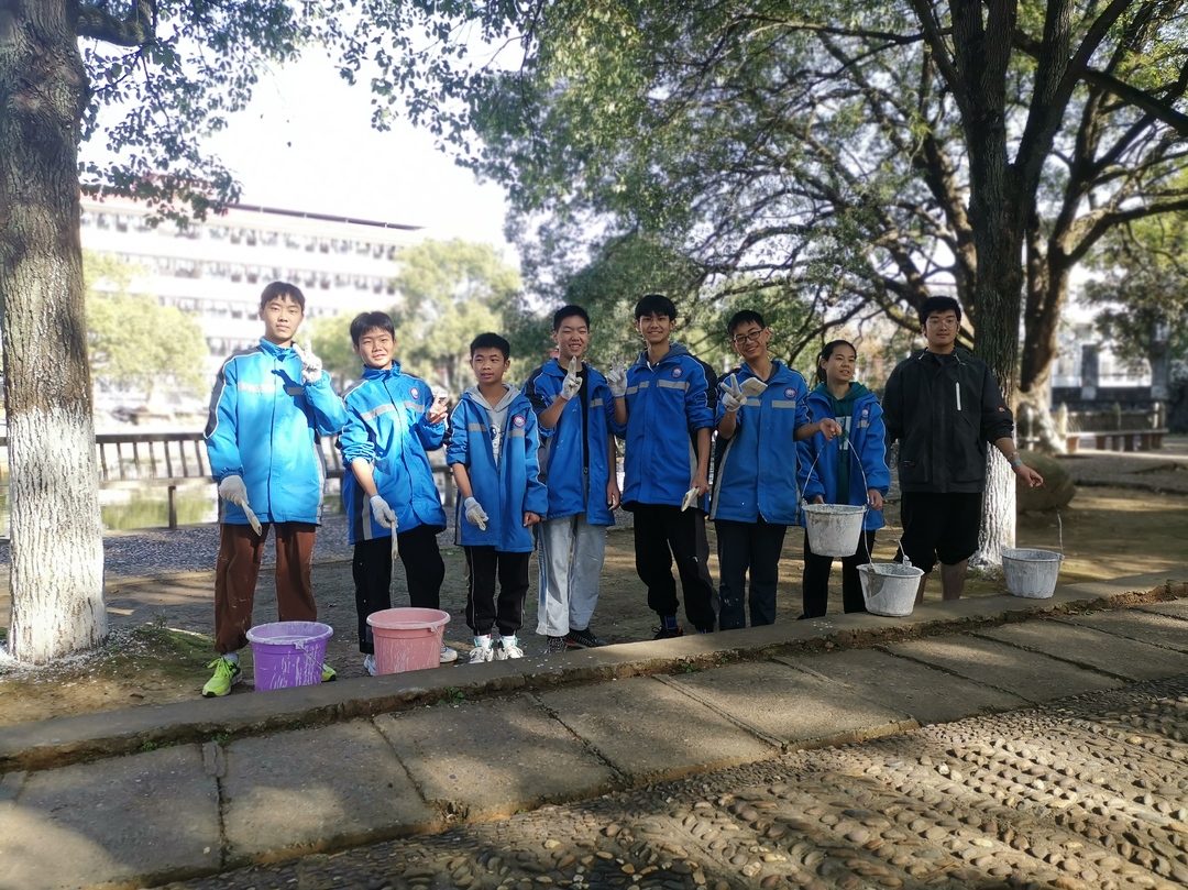 东安县耀祥中学开展“党建带团建  我为大树穿新衣''主题活动