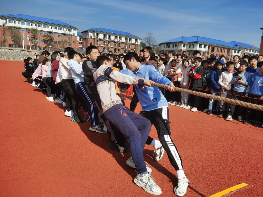 东安县崇德学校举行“我运动、我飞扬、我健康、我快乐”拔河比赛