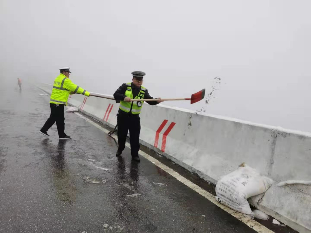 东安交警铲雪除冰保安全