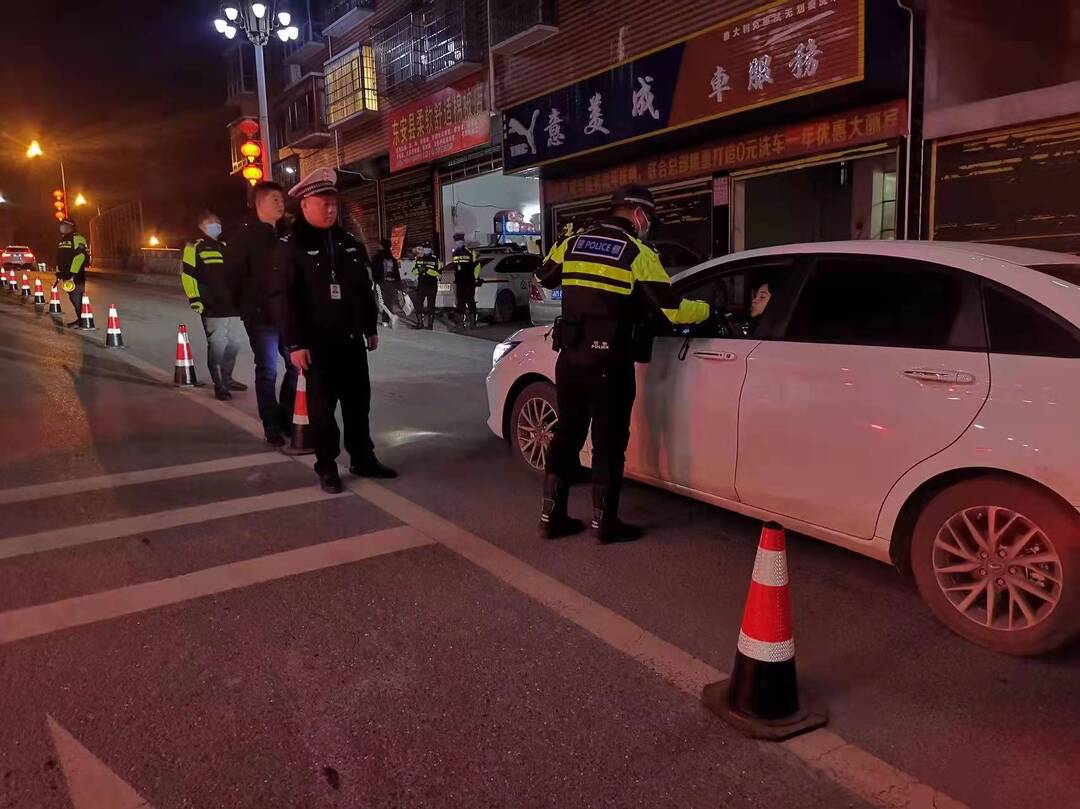 东安交警：元旦假期服务群众“不打烊”