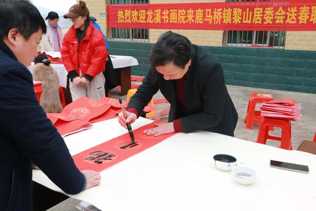 东安：文化下乡写春联 墨宝飘香暖人心