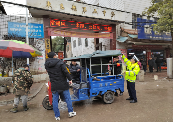 紫溪市镇全员出动护航春节交通安全
