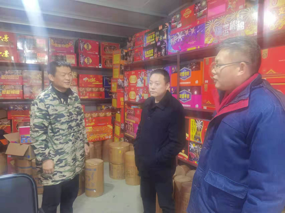 县应急管理局烟花爆竹专项整治在行动