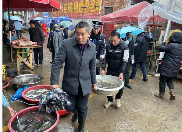 鹿马桥镇开展街道市场集中整治大行动