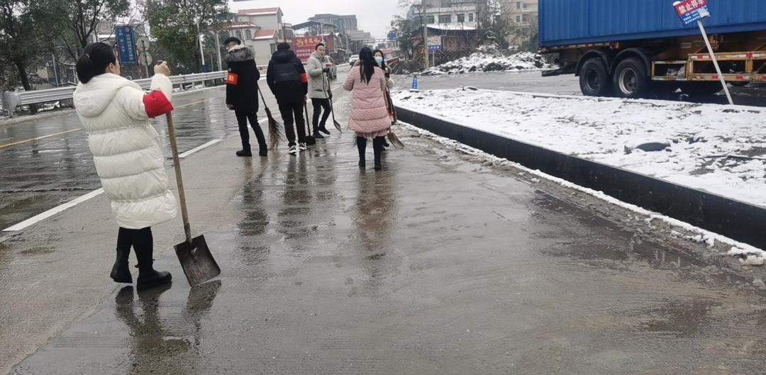 芦洪市镇：干部职工齐上阵，迎战风雪护平安