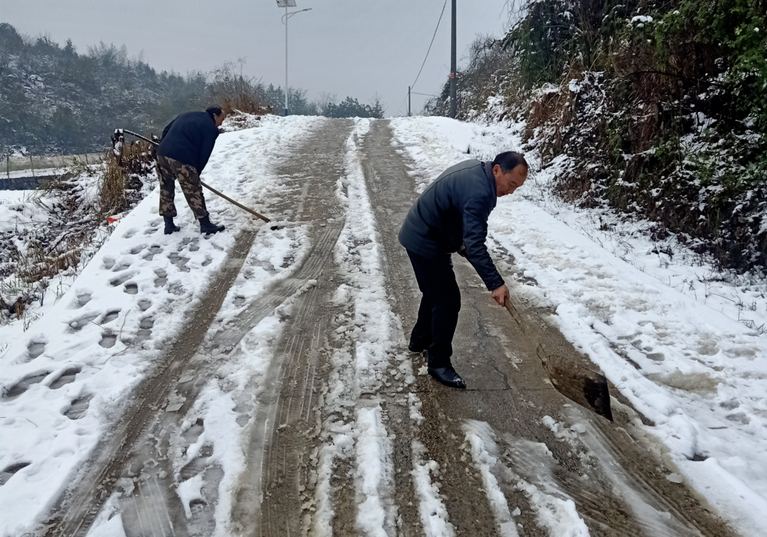 白牙市镇：党员干部先锋行 铲雪除冰清路障