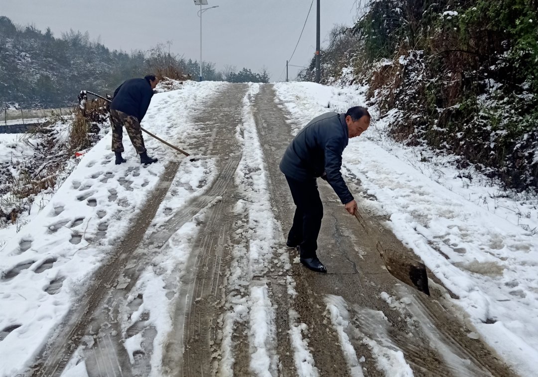 白牙市鎮(zhèn)：黨員干部先鋒行 鏟雪除冰清路障