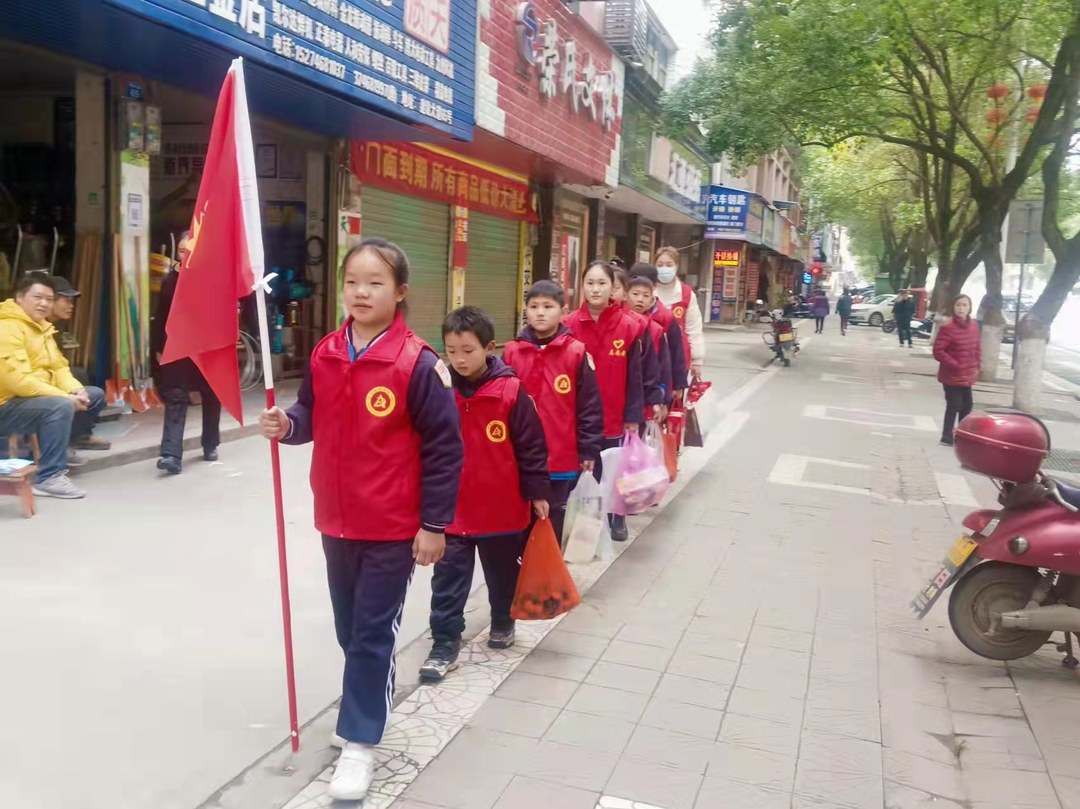 东安一小开展“小手牵大手，一起学雷锋”亲子志愿服务主题实践活动