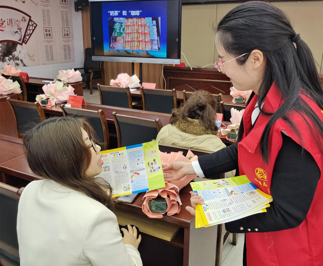 东安县妇联巾帼志愿者禁毒宣传进园区