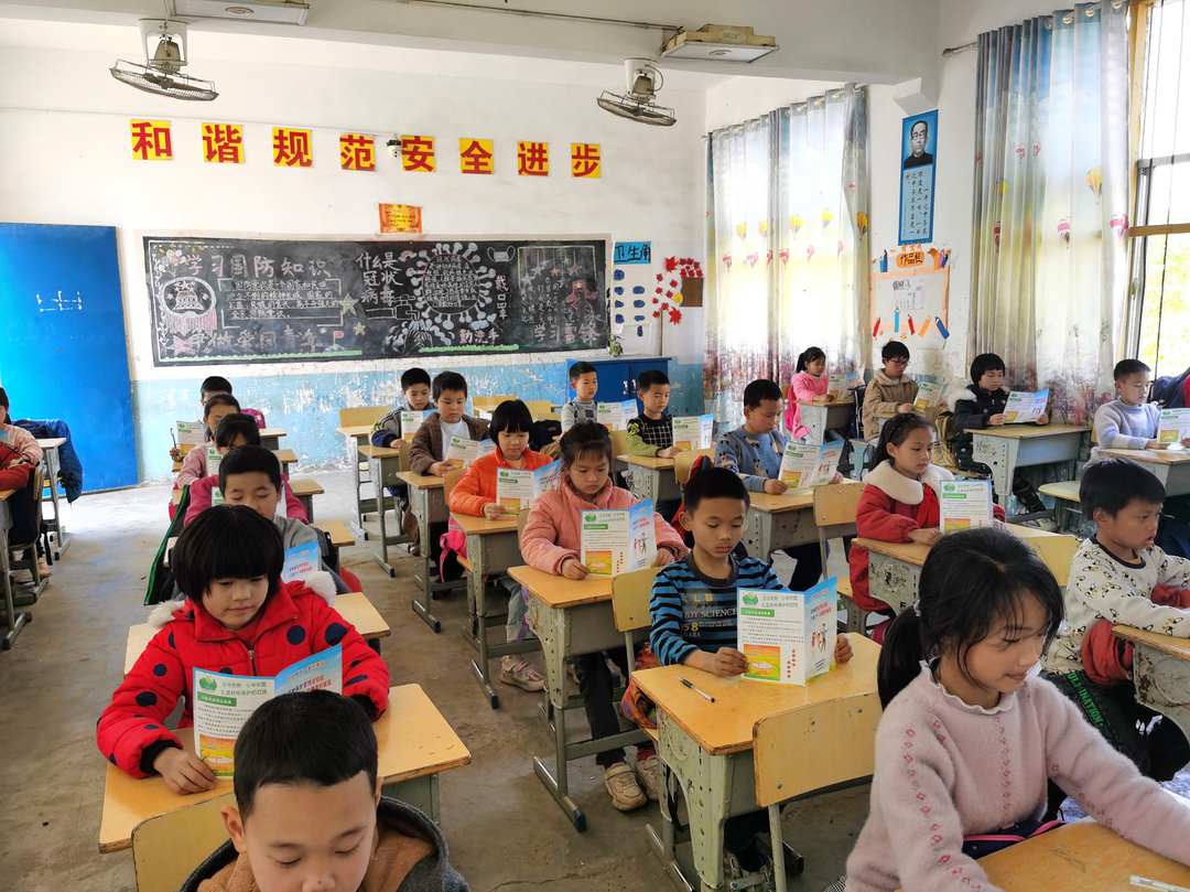 渌埠头中心小学开展“保护耕地·爱护家园”主题班会活动