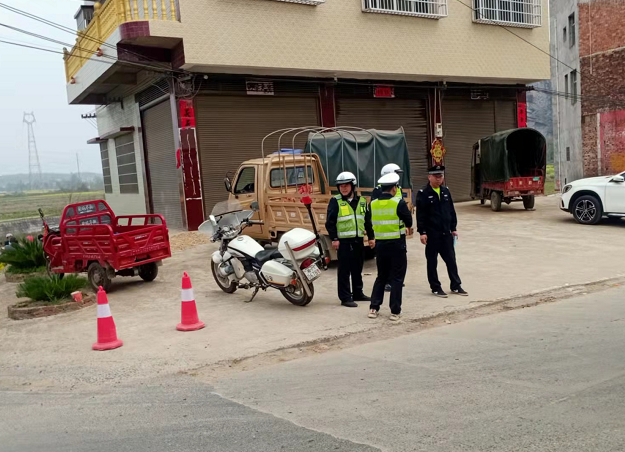 东安铁骑深入鹿马桥镇开展交通违法行为治理行动