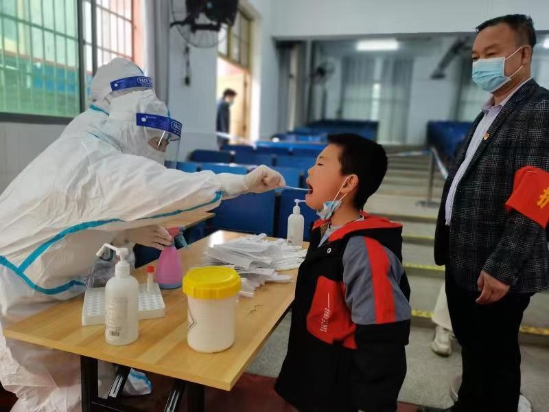 启德学校：党员助力核酸检测，共筑校园安全防线