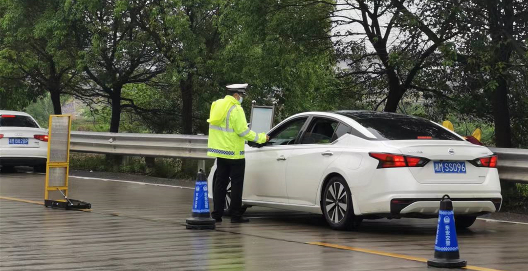 东安交警“五一”在岗不松懈 疏堵保畅筑平安