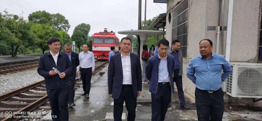 周海雄巡查铁路沿线安全环境工作