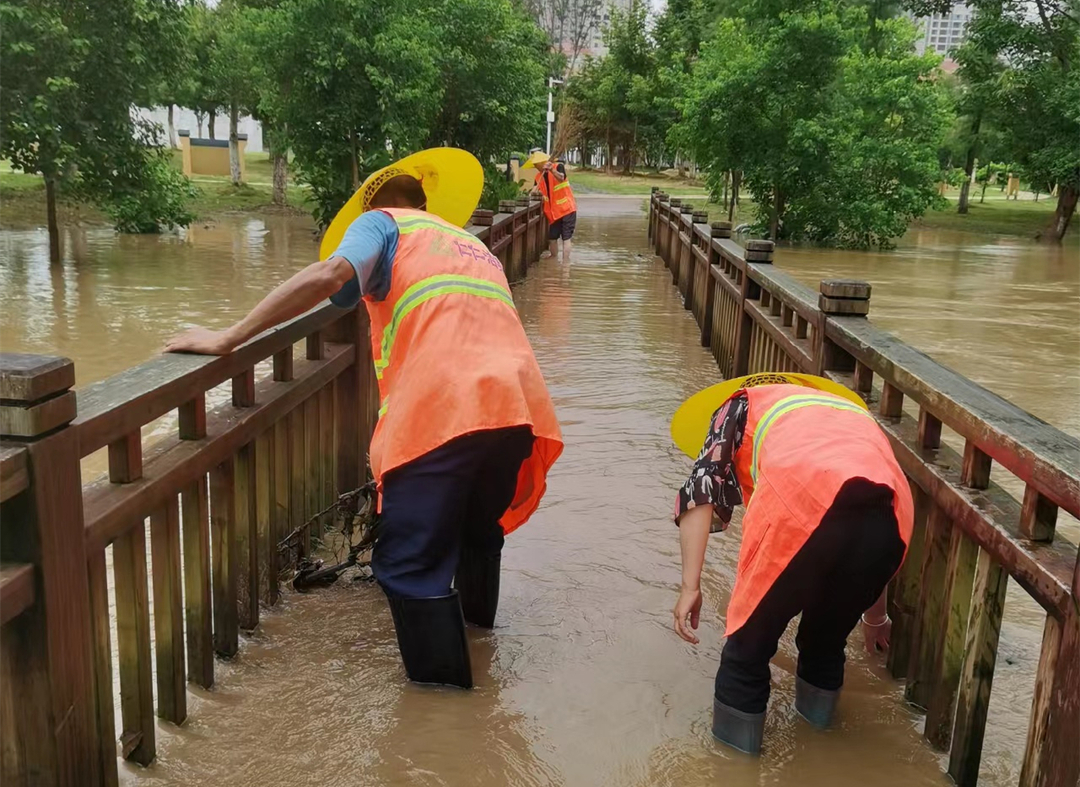 东安：环卫工人冒雨及时清淤
