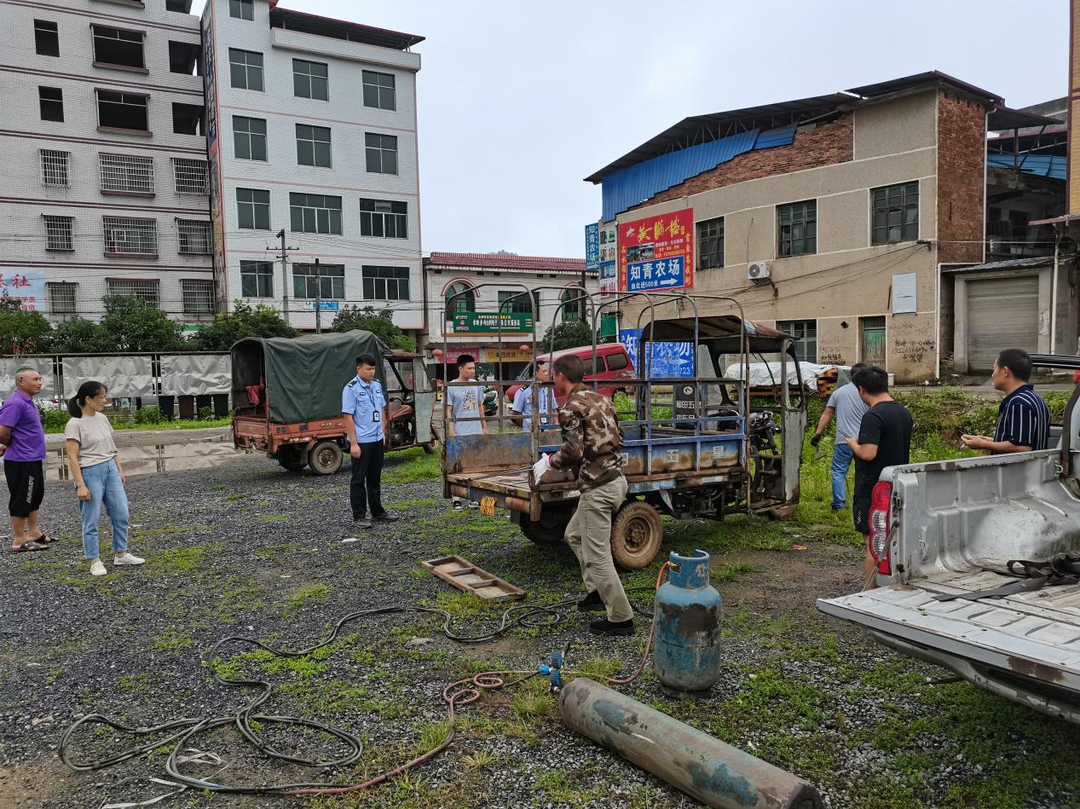 水岭乡：依法公开销毁报废车辆