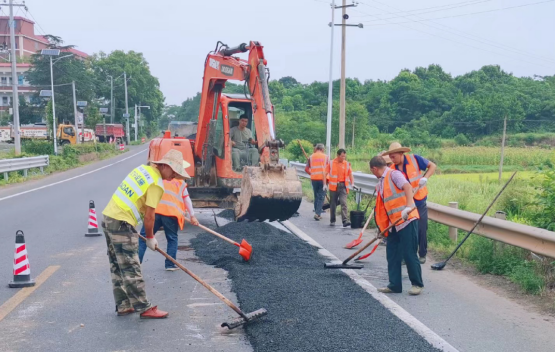 东安公路：“战高温、斗酷暑”，狠抓道路安全隐患整治