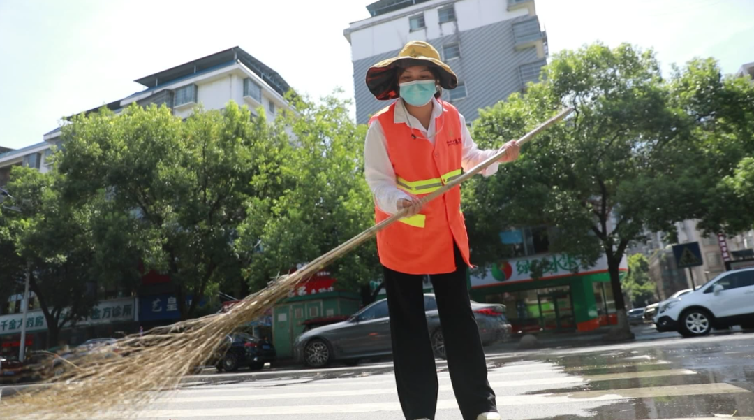 东安环卫工人：用汗水“擦亮”城市“容颜”