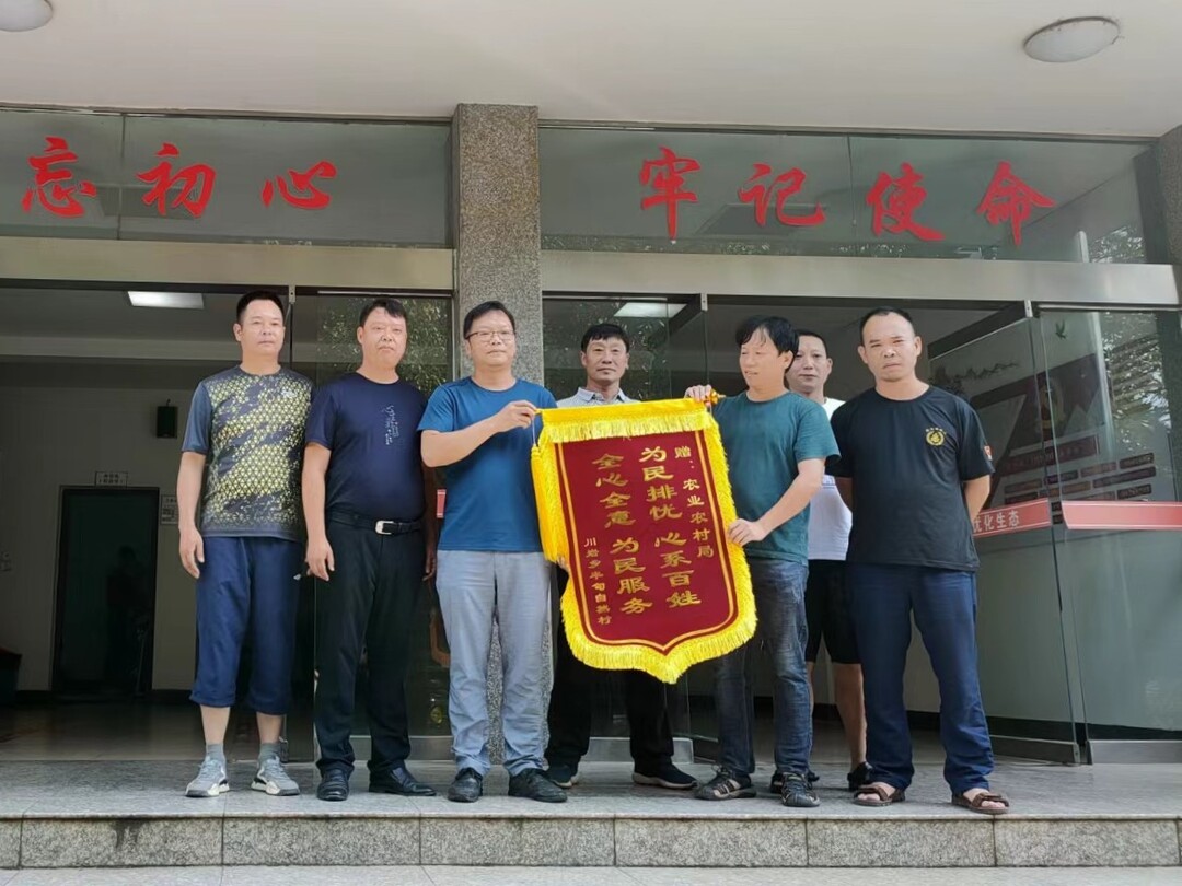 东安村民送锦旗 点赞高标准农田建设