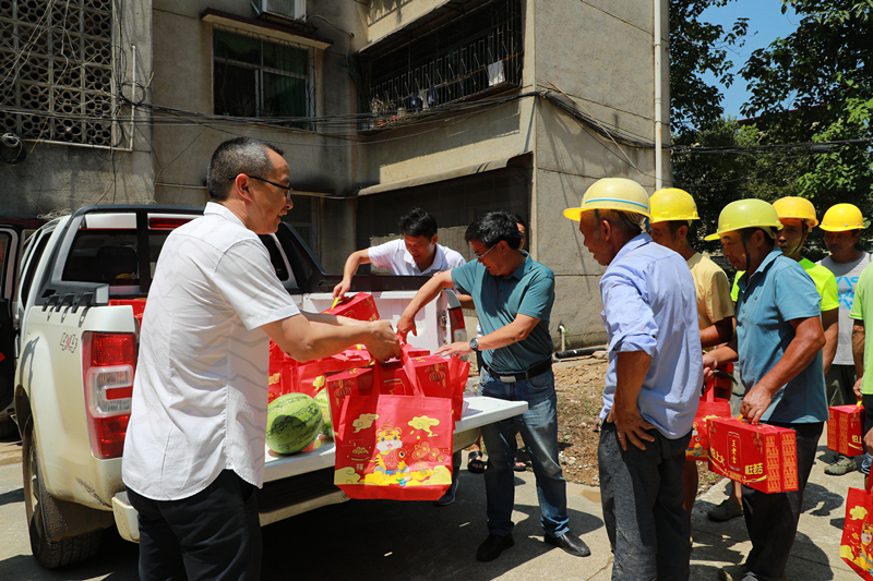 东安县住建局开展”防酷暑、送清凉“活动
