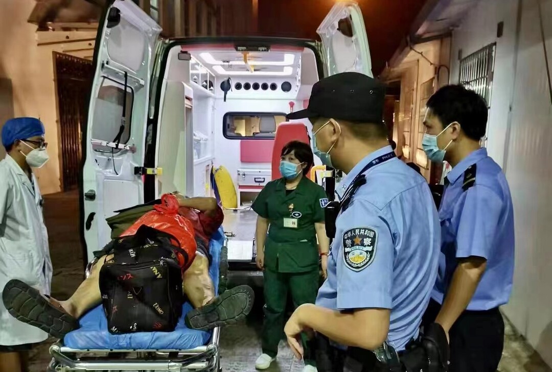 东安东站派出所：乘客突发病 民警急救助