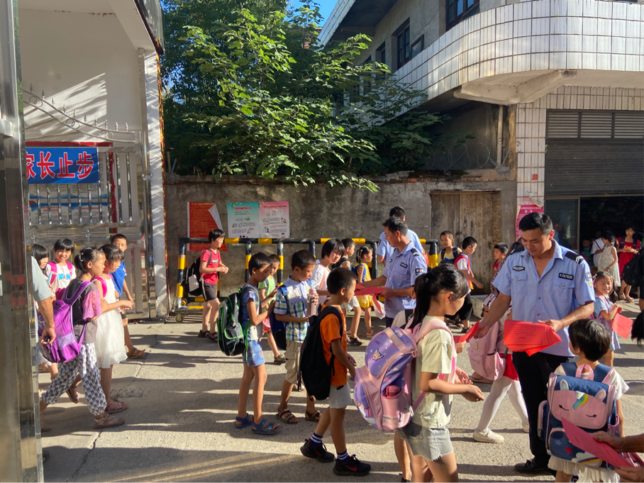 南橋鎮(zhèn)開展防溺水 道路交通安全宣傳活動