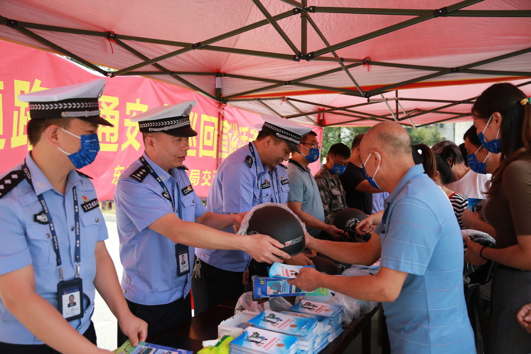 永州市交警支隊“美麗鄉村行”交通安全巡回宣傳走進(jìn)東安