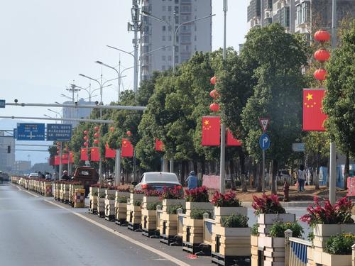 东安：满目中国红 盛装迎国庆