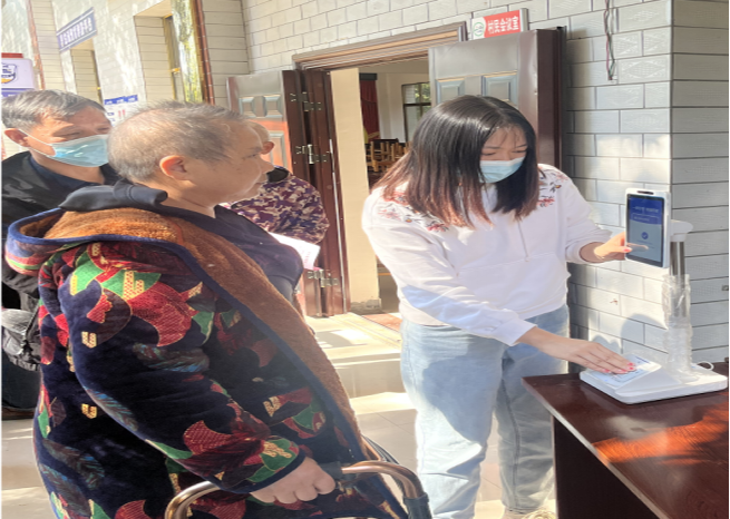 橫塘鎮開展“激活電子醫保卡，便民服務暖人心”下鄉上門活動