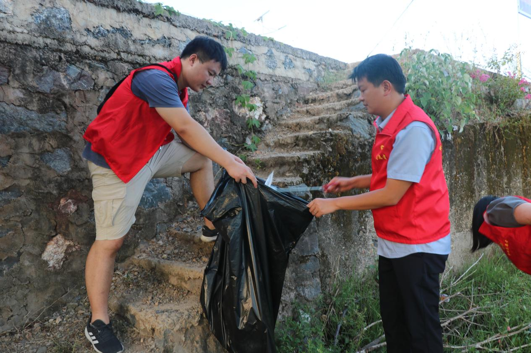 鹿马桥镇：清理河道垃圾 美化生态环境