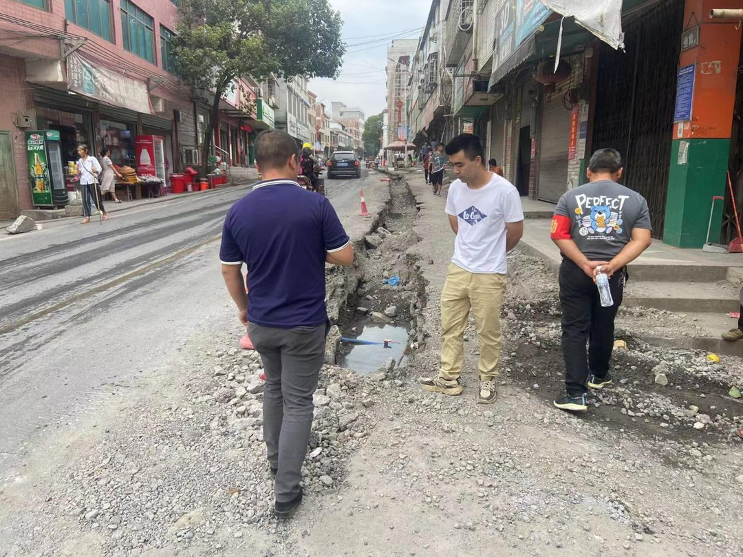 南橋鎮：修補破損路面 方便居民出行