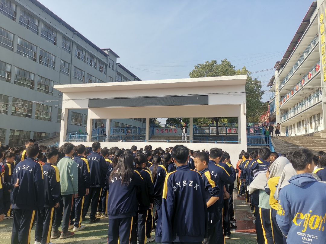 白牙市中學舉行防空警報演練