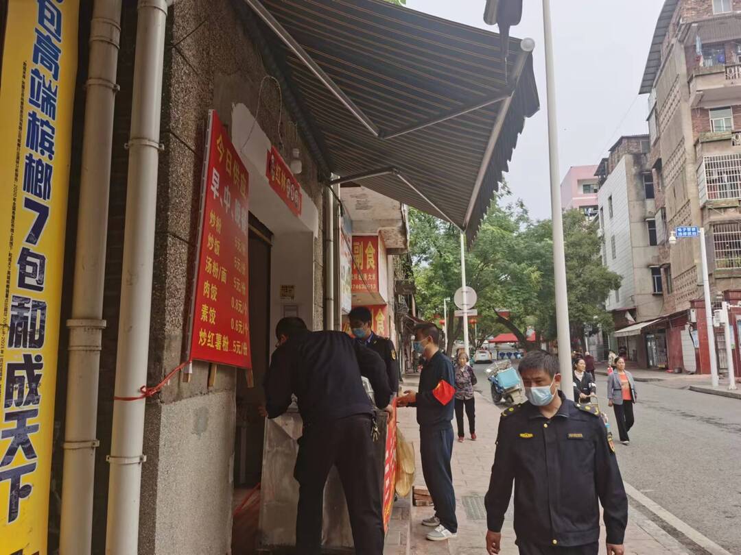 東安城管常態化整治校園周邊環境秩序