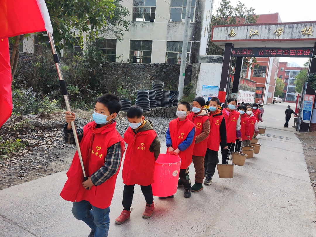 東安縣易江學(xué)校開展“‘河’我一起，保護母親河——凈灘行動”