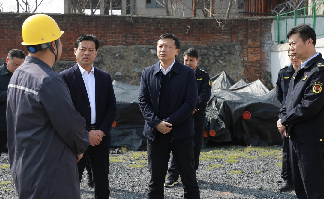 唐何調研城市燃氣、建筑施工、自建房等重點工作